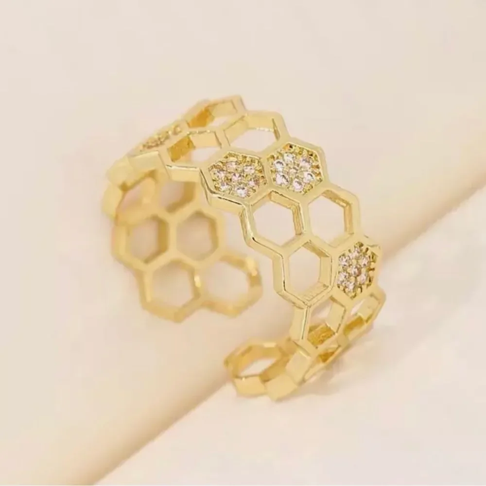 GOLD HONEYCOMB BEE COCKTAIL RING‎ ‘BEE MINE’